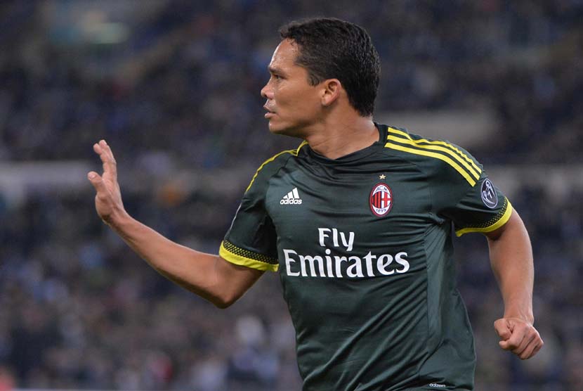 Striker AC Milan, Carlos Bacca, melakukan selebrasi usai menjebol gawang Lazio dalam laga Serie A Italia di Stadion Olimpico, Roma, Ahad (1/11). 