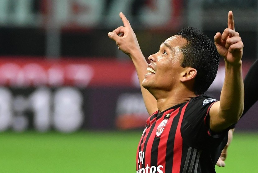 Striker AC Milan, Carlos Bacca merayakan golnya ke gawang Chievo pada laga Serie A di San Siro, Ahad (5/3) dini hari WIB. Milan menang 3-1 pada laga ini.