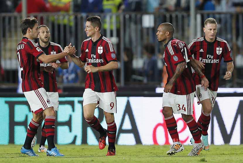 Striker AC Milan, Fernando Torres (tengah), melakukan selebrasi bersama rekan setimnya usai menjebol gawang Empoli di laga Serie A Italia di Stadion Carlo Castellani, Empoli, Selasa (23/9). 