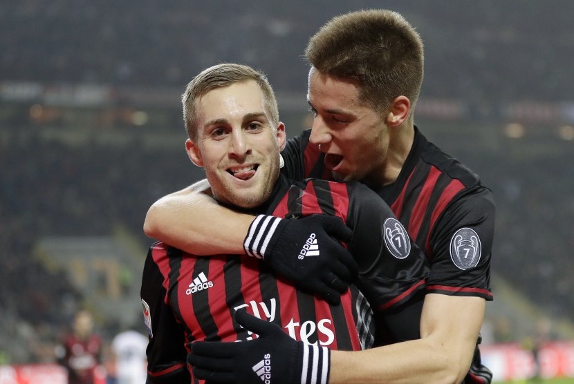  Striker AC Milan, Gerard Deulofeu (kiri) merayakan golnya ke gawang Fiorentina bersama Mario Pasalic pada laga Serie A di San Siro, Senin (20/2) dini hari WIB. Milan menang 2-1.