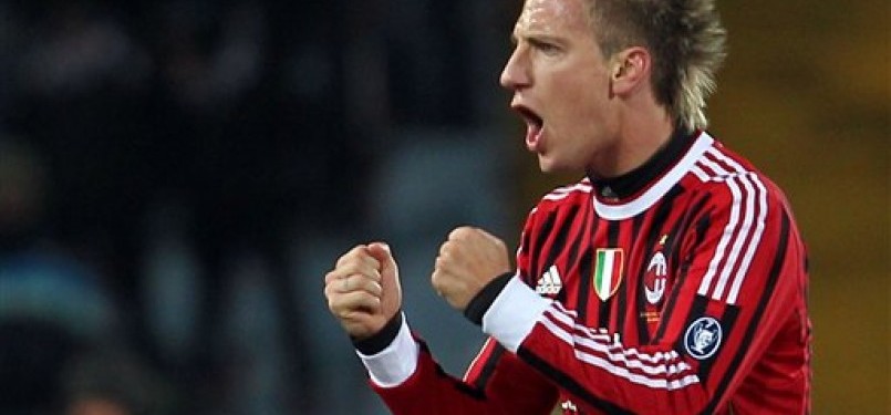 Striker AC Milan, Maxi Lopez, berteriak usai mencetak gol dalam laga Seri A Italia lawan Udinese di Stadion Friuli, Udinese, Sabtu (11/2). 