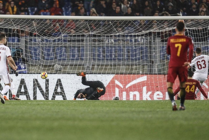 Striker AC Milan Patrick Cutrone mencetak gol ke gawang AS Roma. 
