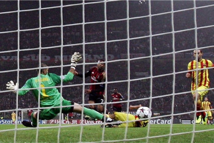 Striker AC Milan, Robinho (tengah), menceploskan bola ke gawang Barcelona saat kedua tim bersua di laga Grup H Liga Champions di Stadion Giuseppe Meazza, Milan, Selasa (22/10). 