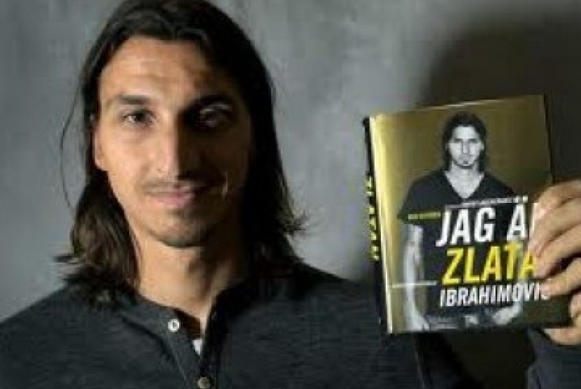 Striker AC Milan, Zlatan Ibrahimovic bersama buku otobiografinya.