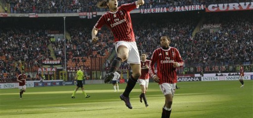 Striker AC Milan, Zlatan Ibrahimovic (kiri), melompat meluapkan emosi usai mencetak gol dalam laga Seri A Italia lawan Lecce di Stadion San Siro, Milan, Ahad (11/3). 