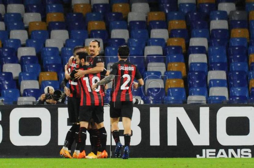 Striker AC Milan Zlatan Ibrahimovic (tengah) merayakan gol ke gawang Napoli bersama rekan-rekannya.
