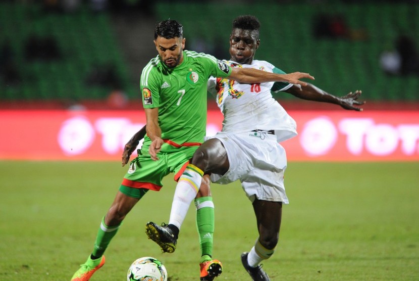 Striker Alzajair, Ryad Mahrez (kiri) pada laga lawan Senegal di Franceville, Gabon, Senin (23/1). Aljazair tersingkir dari turnamen Piala Afrika 2017.
