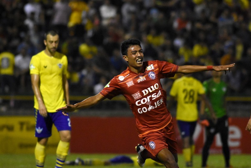 Striker Arema FC Dedik Setiawan (tengah).