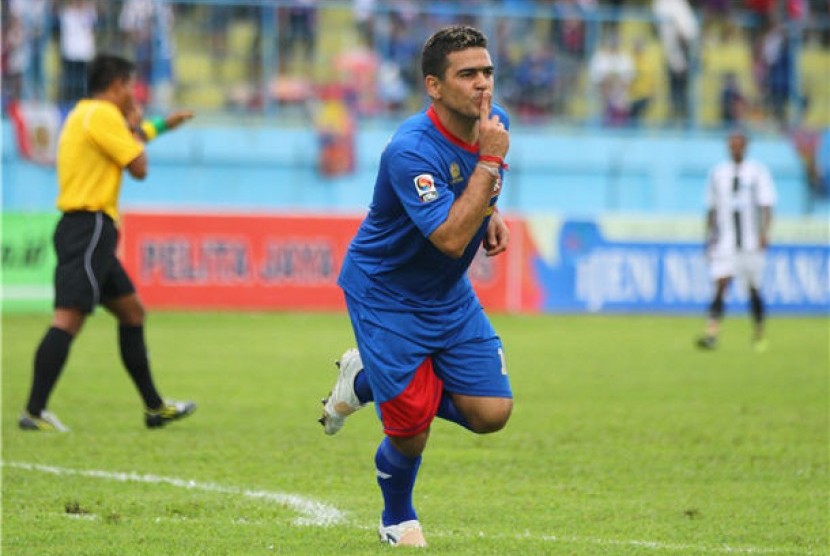Striker Arema Indonesia Cronous, Cristian Gonzales (tengah), melakukan selebrasi usai mencetak gol.  