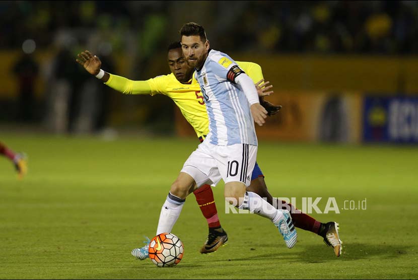  Striker Argentina Lionel Messi berebut bola dengan gelandang Ekuador Alex Ibarra  pada pertandingan babak kualifikasi Piala Dunia 2018 di Stadion  Atahualpa Olympic, Quito, Ecuador, 