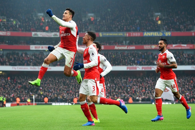 Striker Arsenal, Alexis Sanchez (kiri) merayakan golnya ke gawang Hull City pada laga Liga Primer di stadion Emirates, Sabtu (11/2). Arsenal sementara unggul 1-0.