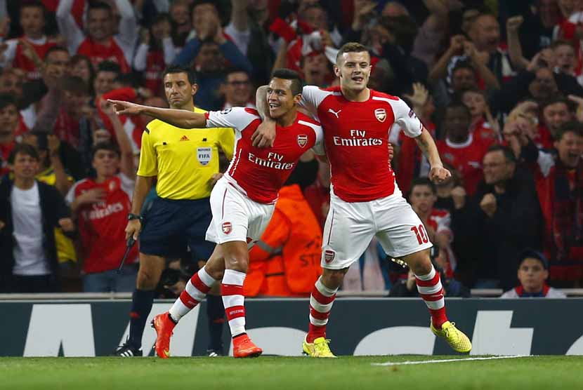 Striker Arsenal, Alexis Sanchez, melakukan selebrasi bersama Jack Wilshere usai menjebo gawang Besiktas di leg kedua babak playoff Liga Champions di Stadion Emirates, London, Rabu (27/8). 