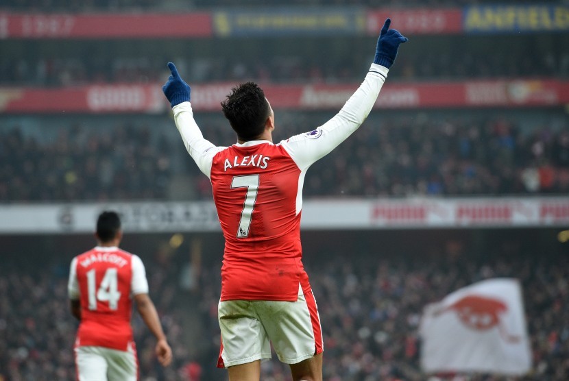 Striker Arsenal, Alexis Sanchez merayakan golnya ke gawang Hull City pada laga Liga Primer di stadion Emirates, Sabtu (11/2). Arsenal menang 2-0.