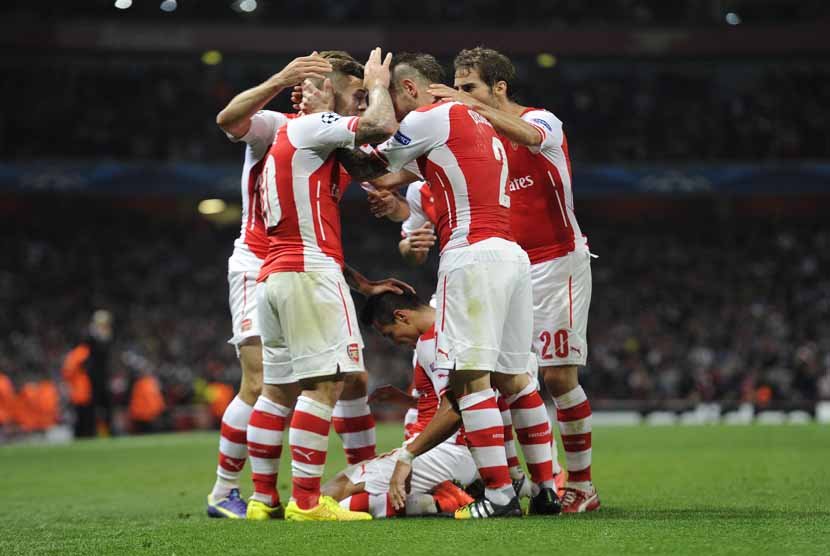 Striker Arsenal, Alexis Sanchez (tengah), melakukan selebrasi usai menjebol gawang Besiktas di leg kedua babak playoff Liga Champions di Stadion Emirates, London, Rabu (27/8). 