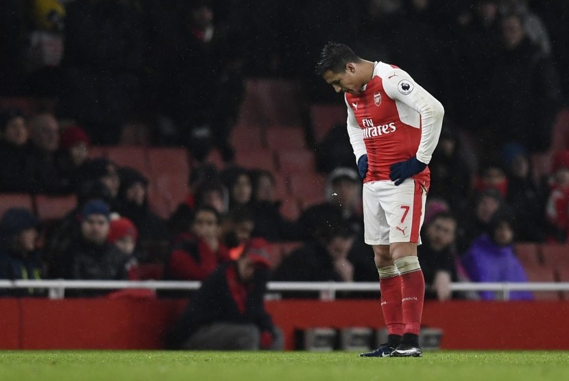 Striker Arsenal, Alexis Sanchez terlihat kecewa setelah timnya kalah dari Watford pada laga Liga Primer di stadion Emirates, Rabu (1/2) dini hari WIB. Arsenal kalah 1-2.