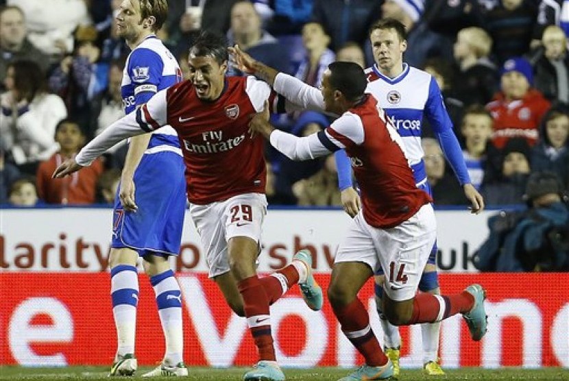 Striker Arsenal, Marouane Chamakh, merayakan golnya ke gawang Reading, pada laga Piala Liga Inggris di Madejski Stadium, Rabu (31/10) dini hari. The Gunners melakukan comeback luar biasa dan memenangkan pertandingan dengan skor 7-5