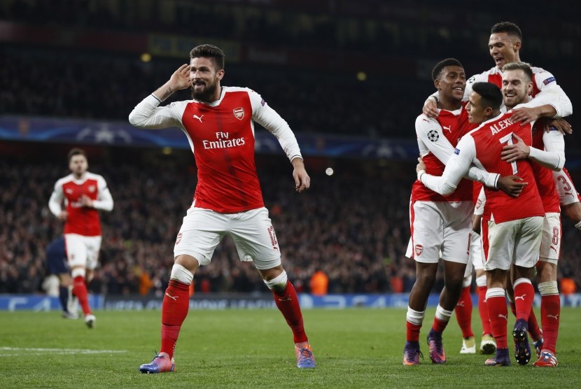 Striker Arsenal, Olivier Giroud (kiri) bersama rekan setimnya merayakan gol 