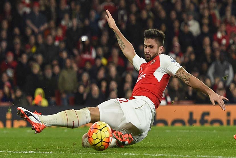 Striker Arsenal, Olivier Giroud, melepaskan tembakan saat menghadapi Everton dalam laga Liga Primer Inggris di Stadion Emirates, London, Sabtu (24/10). 