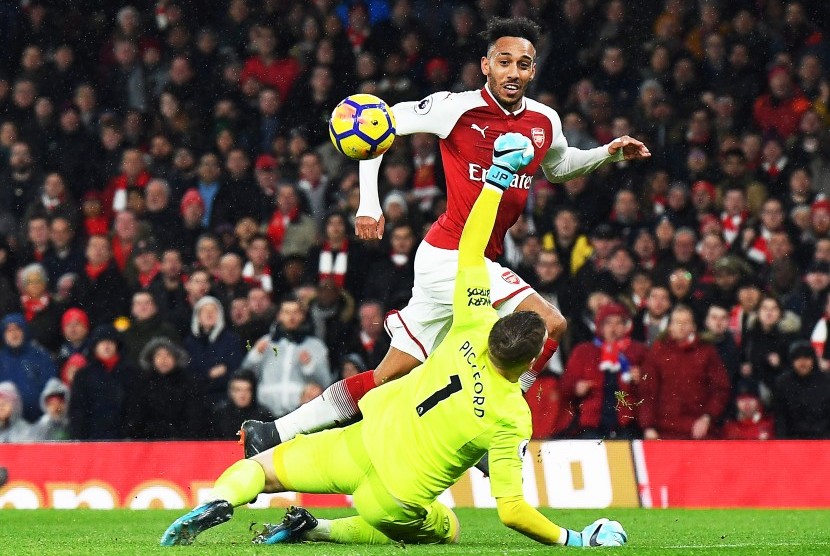 Striker Arsenal Pierre-Emerick Aubameyang mencetak gol keempat ke gawang Everton di Stadion Emirates, London, Ahad (4/2) dini hari WIB. Arsenal menang 5-1 pada pertandingan tersebut. 