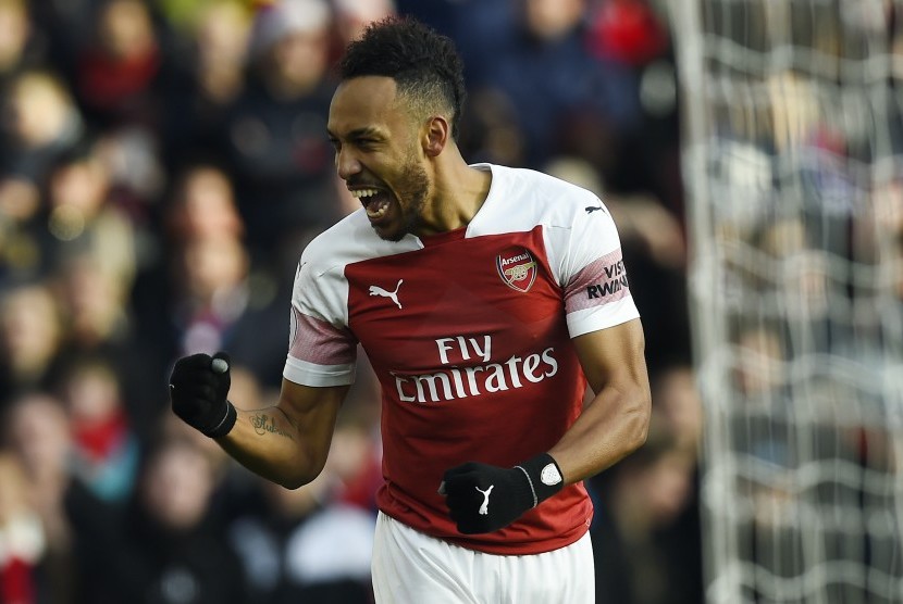 Striker Arsenal Pierre-Emerick Aubameyang merayakan gol.