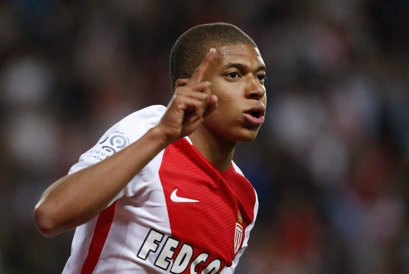 Striker AS Monaco, Kylian Mbappe merayakan gol ke gawang St Etienne pada laga Ligue 1 di Stade Louis II, Kamis (18/5) dini hari WIB. Monaco memastikan menjadi juara Ligue 1 seusai laga ini.