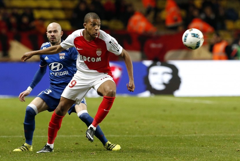 Striker AS Monaco, Lylian Mbappe (kanan).