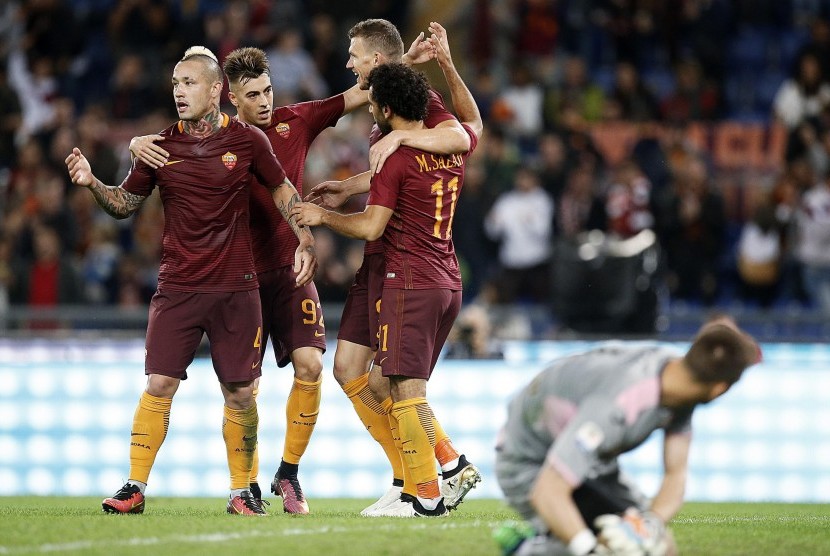 Striker AS Roma, Edin Dzeko (kedua kanan) merayakan gol bersama rekan setimnya pada laga Serie A lawan Pelermo di stadion Olimpico, Senin (24/10) dini hari WIB. Roma menang telak, 4-1.