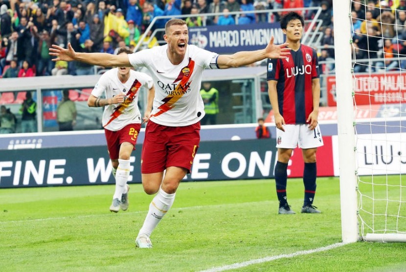 Striker AS Roma, Edin Dzeko merayakan gol ke gawang Bologna pada laga Serie A, Ahad (22/9).