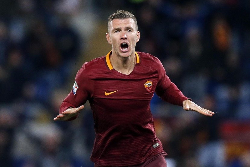 Striker AS Roma, Edin Dzeko merayakan golnya ke gawang Cagliari pada laga Serie A di stadion Olimpade Roma, Senin (23/1) dini hari WIB. Roma menang 1-0.