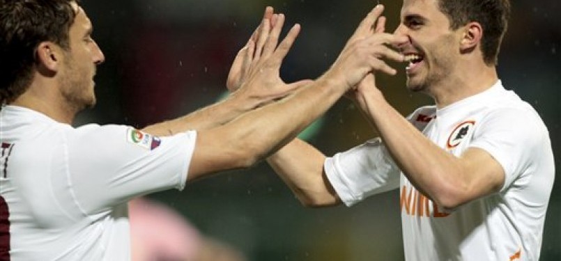 Striker AS Roma, Fabio Borini (kanan), bersama Francesco Totti merayakan golnya ke jala Palermo di laga Seri A di Palermo pada Sabtu (10/3). 