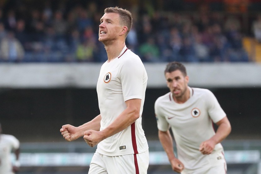 Striker AS Roma merayakan gol ke gawang Chievo Verona di Stadion Bentegodi, Ahad (21/5) dini hari WIB. Roma menang 5-3.