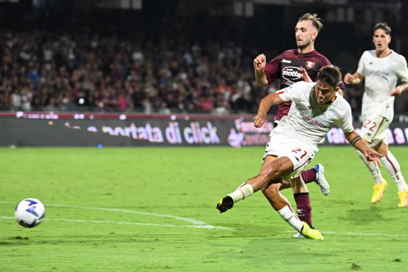 Striker AS Roma Paulo Dybala (kiri) beraksi saat timnya manghadapi Salernitana pada laga pembuka Liga Italia Serie A, Senin (15/8/2022).
