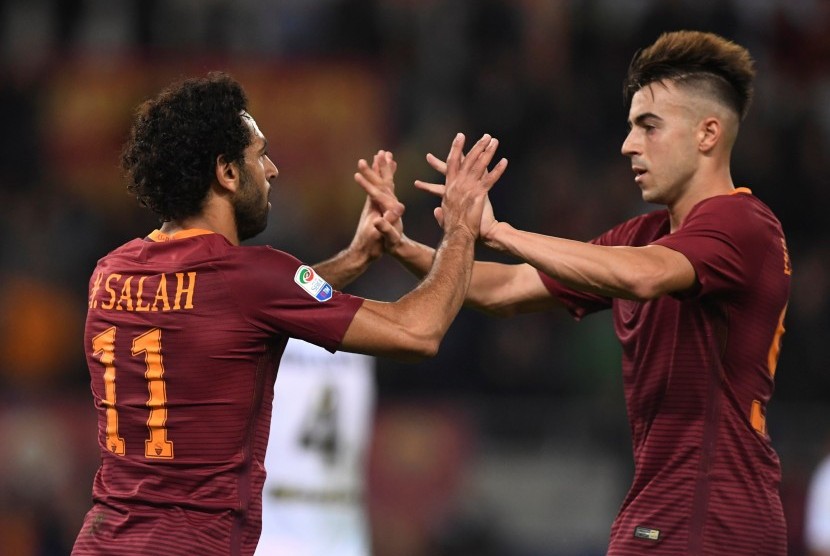 Striker AS Roma, Stephan El Shaarawy (kanan) merayakan gol bersama gelandang, Mohamed Salah pada laga Serie A lawan Palermo di stadion Olimpico, Senin (24/10) dini hari WIB. Roma menang telak, 4-1.
