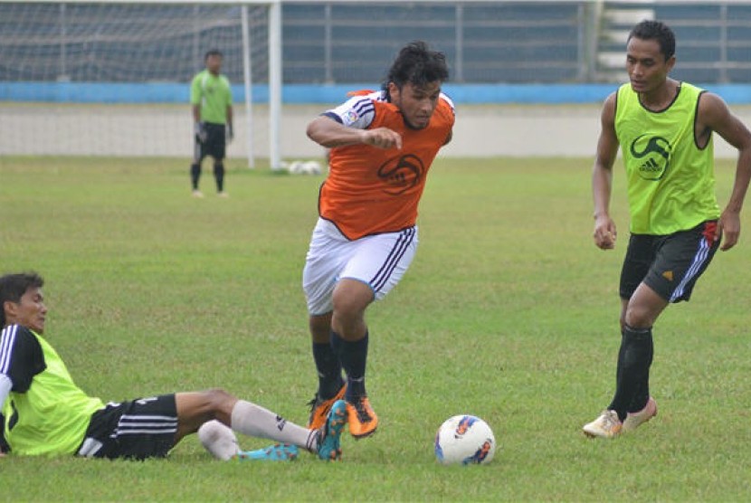 Striker asal Paraguay, Jorge Paredes (tengah), berebut bola saat mengikuti seleksi pemain Madiun Putra FC (MPFC). 