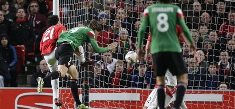  Striker Athletic Bilbao, Fernando Llorente (dua kanan), menjebol jala Manchester United di leg pertama babak 16 besar Liga Europa di Stadion Old Trafford, Manchester, Kamis (8/3). 