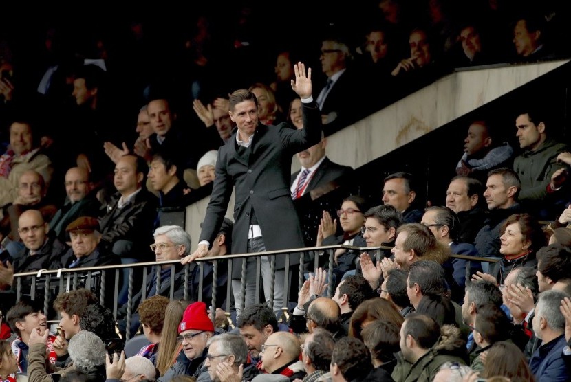 Striker Atletico, Fernando Torres memberikan salam kepada fan di stadion Vicente Calderon, 6 Maret 2017. Torres terlihat sudah fit pascacedera serius di kepalanya.