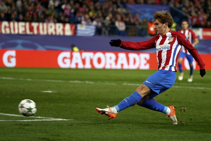 Striker Atletico Madrid, Antoine Griezmann saat mencetak gol ke gawang PSV Eindhoven pada laga Liga Champions, di Vicente Calderon, Kamis (24/11) dini hari WIB. Atletico menang 2-0.