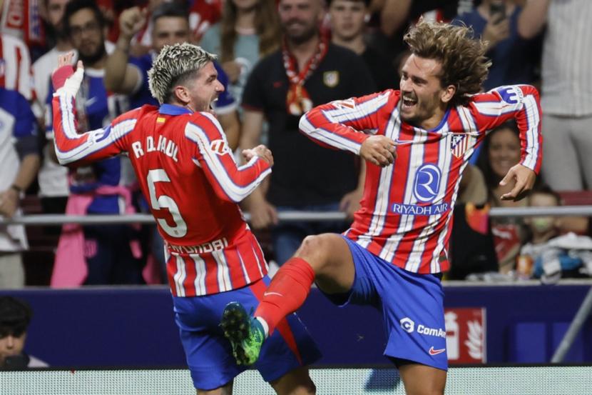 Striker Atletico Madrid asal Prancis Antoine Griezmann (kanan) merayakan golnya ke gawang Valencia CF bersama rekan setimnya Rodrigo De Paul selama pertandingan sepak bola La Liga Spanyol di Stadion Civitas Metropolitano, Madrid, Senin (16/9/2024) dini hari WIB.