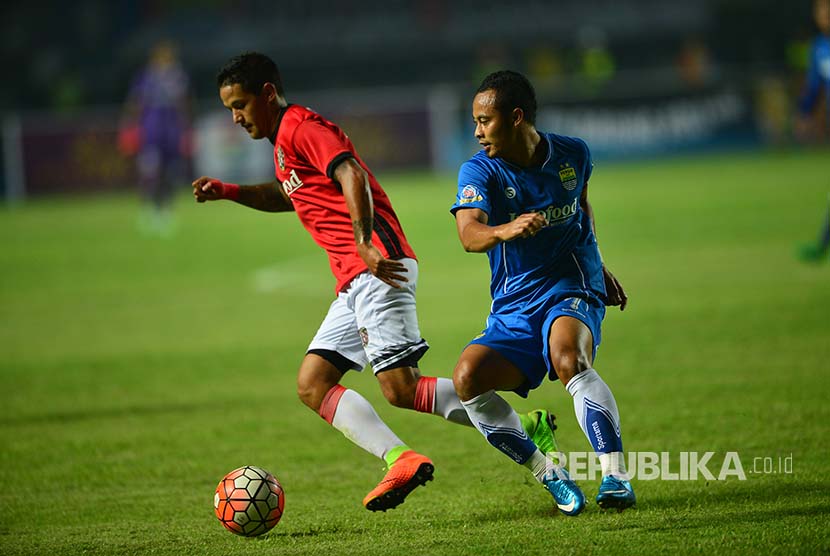 Striker Bali United Irfan Bachdim dibayangi Persib Raphael Maitimo dalam laga persahabatan di Stadion GBLA Bandung, Sabtu (8/4).