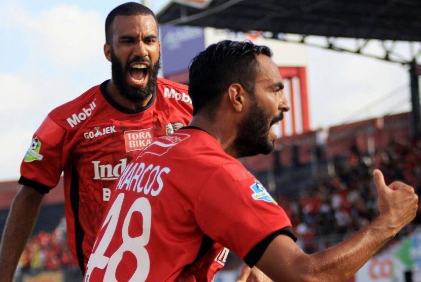 Striker Bali United Marcos Flores merayakan gol ke gawang Semen Padang FC, pada laga Liga 1 di stadion I Wayan Dipta, Bali, Kamis (4/5). Bali United unggul 1-0 pada babak pertama.