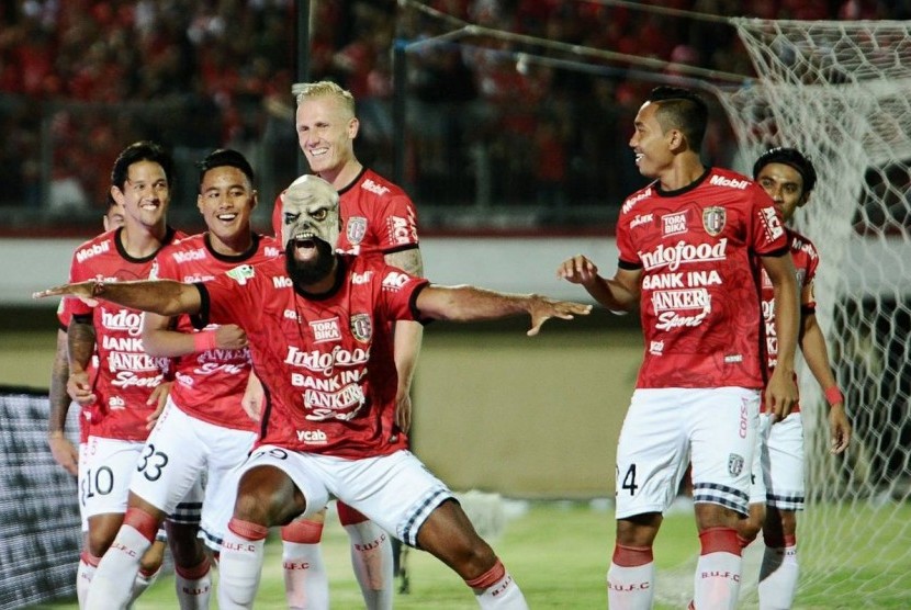 Striker Bali United, Sylvano Comvalius (bertopeng) merayakan gol ke gawang Sriwijaya FC pada laga Liga 1 di Stadion I Wayan Dipta, Bali, Senin (30/10). Bali United menang 3-2 pada laga ini.