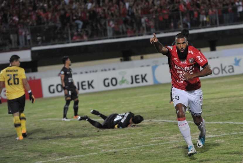 Striker Bali United Sylvano Comvalius (kanan) mengekspresikan kegembiraannya setelah berhasil membobol gawang Persija Jakarta dalam Pertandingan Liga 1 di Stadion I Wayan Dipta, Gianyar, Bali, Jumat (15/9). Bali United menang dengan skor 2-1. 