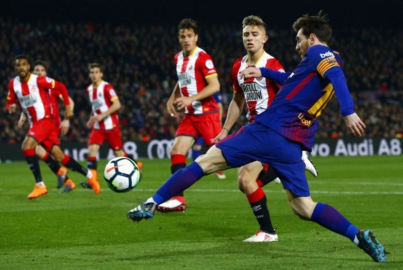 Striker Barca, Lionel Messi (kanan) pada laga La Liga lawan Girona di Camp Nou, Ahad (25/2) dini hari WIB. Barca menang 6-1 pada laga ini.