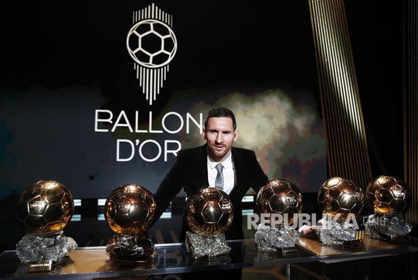 Striker Barcelona FC Lionel Messi berfoto dengan trofi Bola Emas (Ballon dOr) pada malam penganugerahan  Ballon d