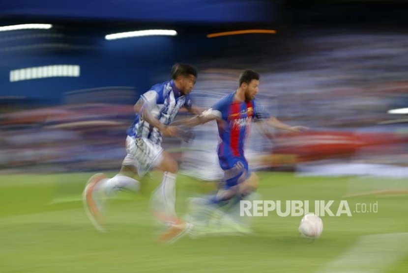 Striker Barcelona FC Lionel Messi dibayangi pemain Deportivo Alaves Theo Hernandez (kiri) pada gelaran final Piala Raja Spanyol, di Stadion Vicente Calderon, Madrid, Spanyol, Ahad (28/5) dini hari