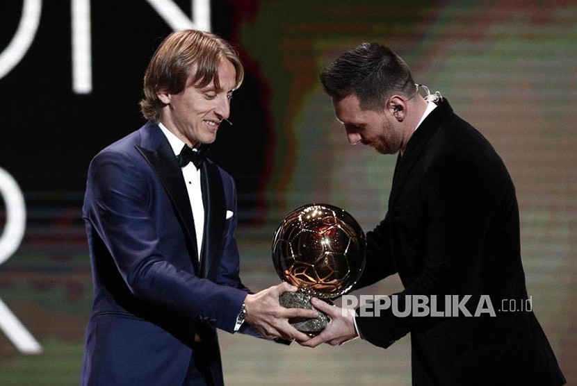 Lionel Messi dan Luca Modric. 