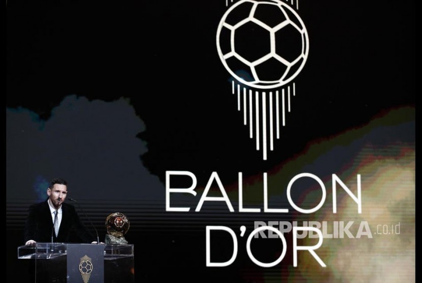 Striker Barcelona FC Lionel Messi menyampaikan sambutan pada malam penganugerahan  Ballon dOr 2019 di Theatre du Chatelet, Paris, Perancis, (3/12) dinihari.