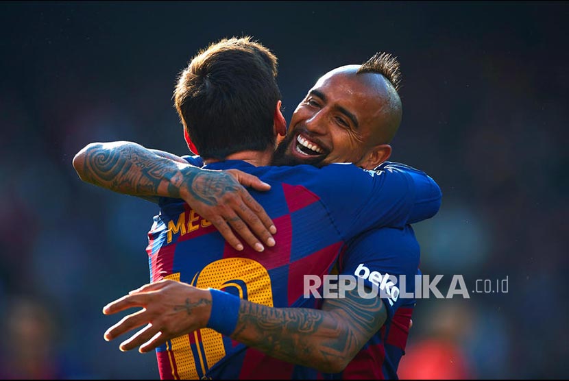 Striker Barcelona Lionel Messi dan Arturo Vidal (kanan) merayakan gol pertama mereka ke gawang Eibar pada laga La Liga antara Barcelona melawan SD Eibar di Camp Nou, Barcelona, Spanyol, Sabtu (22/2) malam. Barcelona menang 5-0.