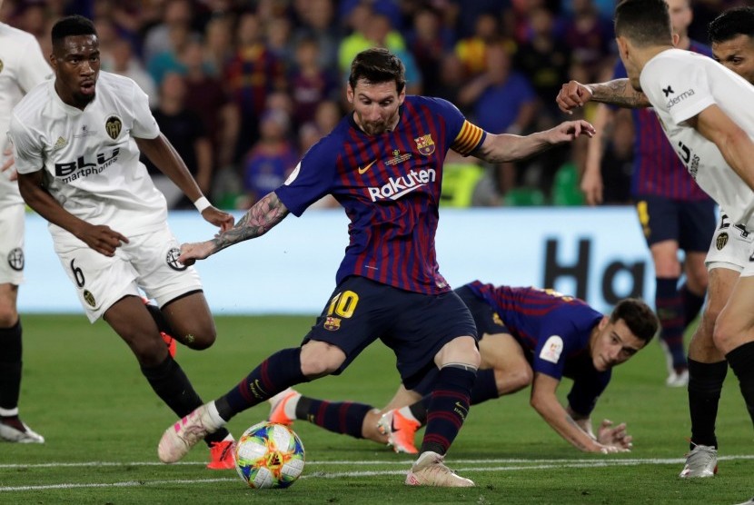 Striker Barcelona Lionel Messi dikepung para pemain Valencia dalam laga final Copa del Rey 2019, Ahad (26/5) dini hari WIB. Dalam laga itu Valencia keluar sebagai juara setelah menekuk Barcelona 2-1.