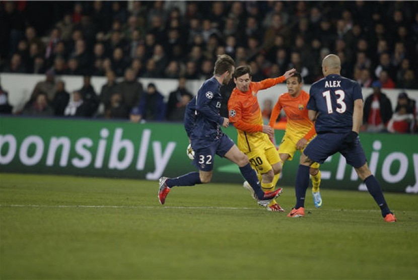 Striker Barcelona, Lionel Messi (dua kiri), berebut bola dengan pemain Paris Saint Germain di leg pertama babak perempat final Liga Champions di Paris pada Selasa (2/4). 